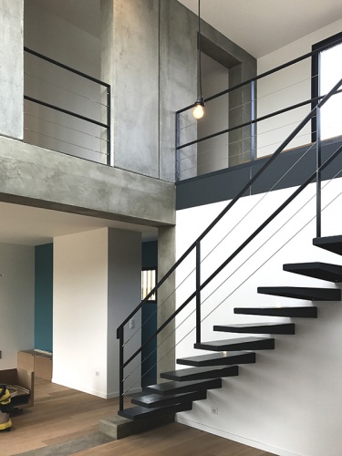 Maison bton : escalier acier beton