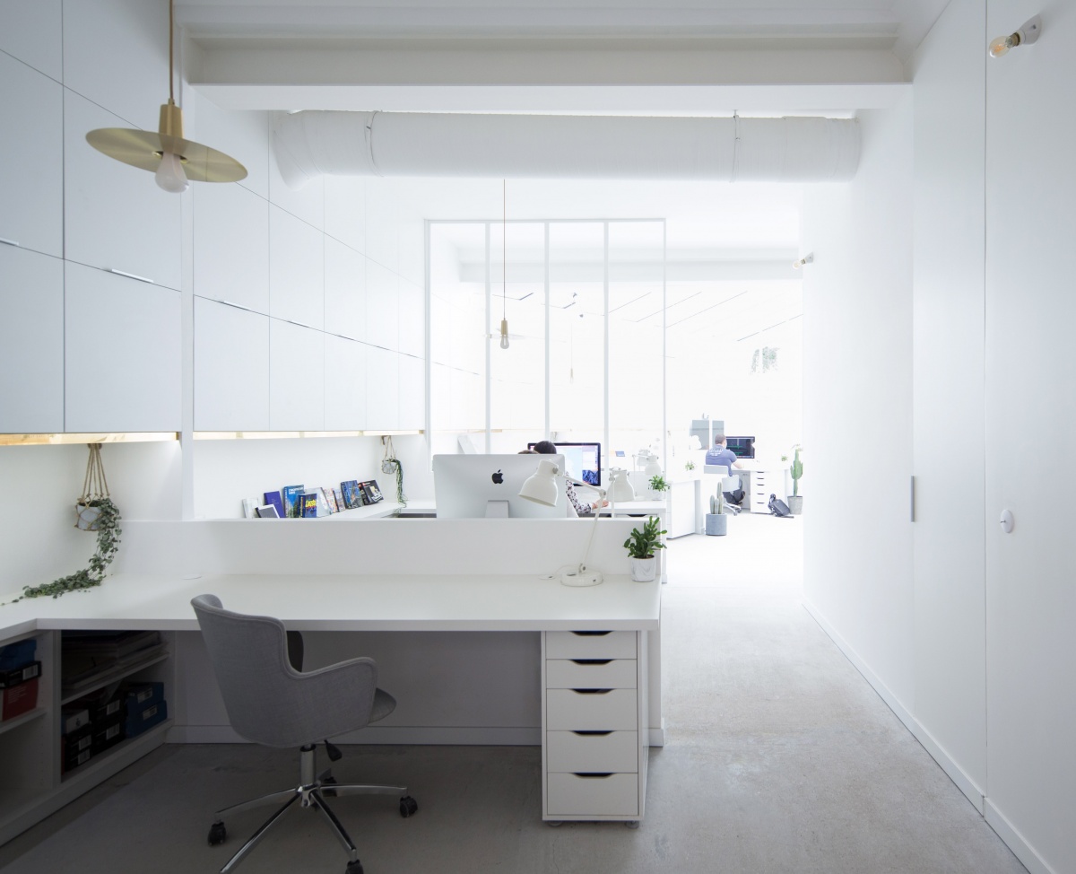 Transformation d'un garage automobile en bureaux : Vue sur les alcoves de bureaux