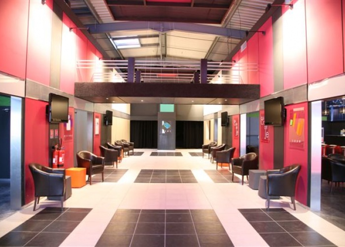 Bâtiment pour activités de loisirs indoor