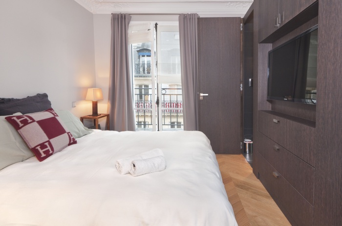 Appartement Rue des Saint Pres : Chambre  coucher 