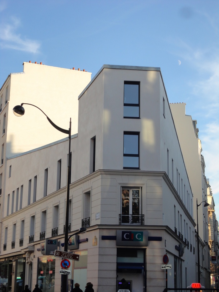Restructuration et surlvation d'un immeuble de logements, Paris XXe : vue frontale site