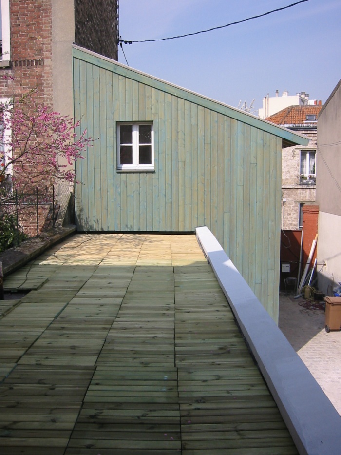 Maison Catala : Toiture de l'extension et batiment bois